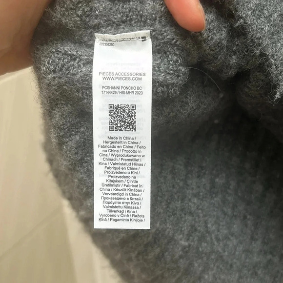 Pieces Hanni Spread-Collar Rib-Knit Poncho grey sweater vest - Picture 5 of 9